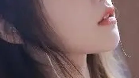 智博会机器人足球挑战：人形机器人踢球引网友爆笑，最后仍难掩笑意